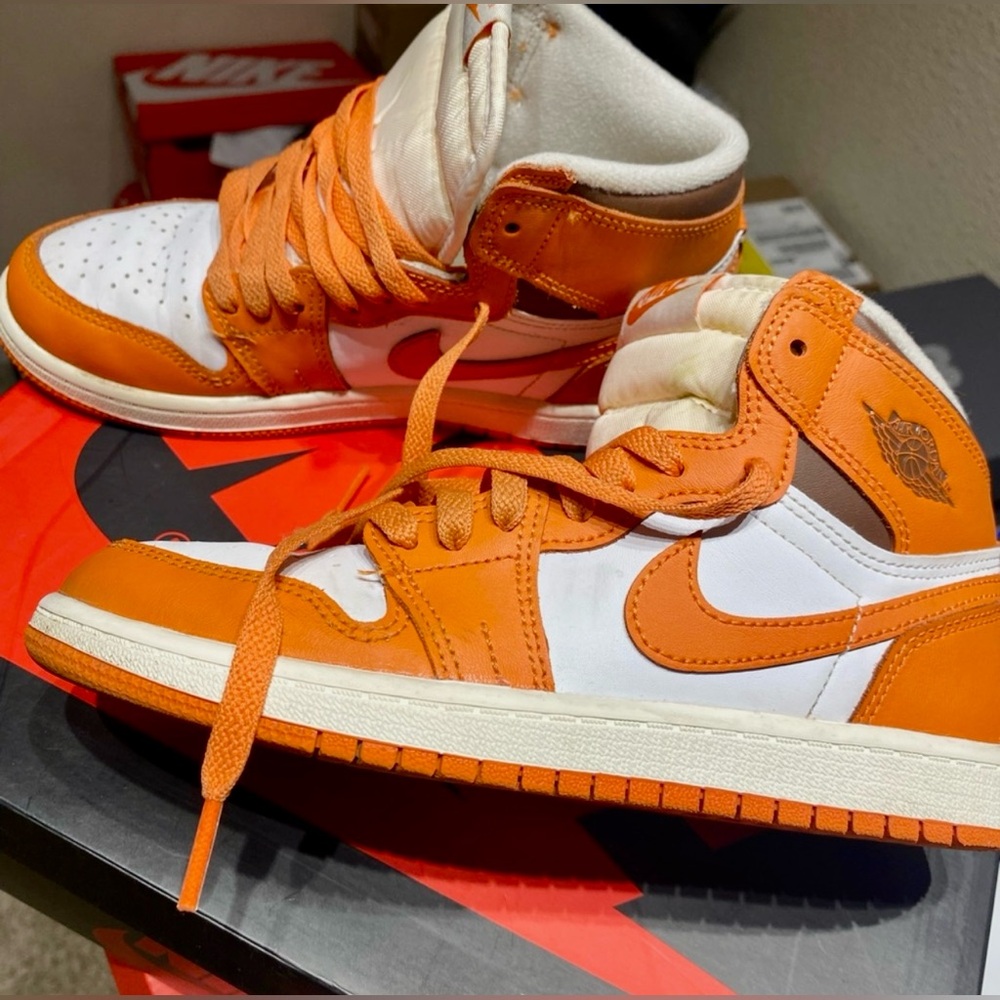 Kids Jordan 1s Sz 2.5 (rare color)